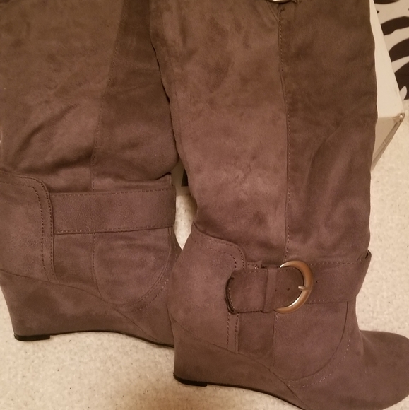 Boots - Picture 3 of 3